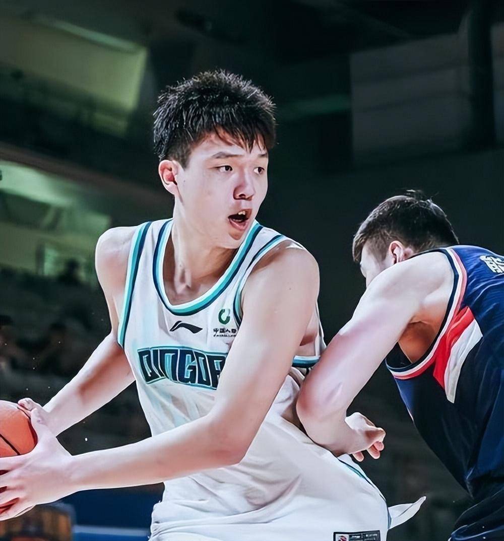 杨瀚森在洛杉矶进行训练与球哥等人同场竞技