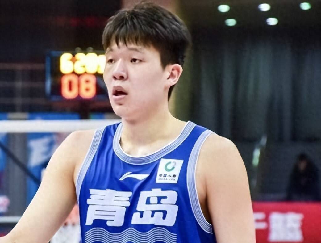 杨瀚森签约NBA年薪442万，上缴篮协+青岛后剩200万，比姚