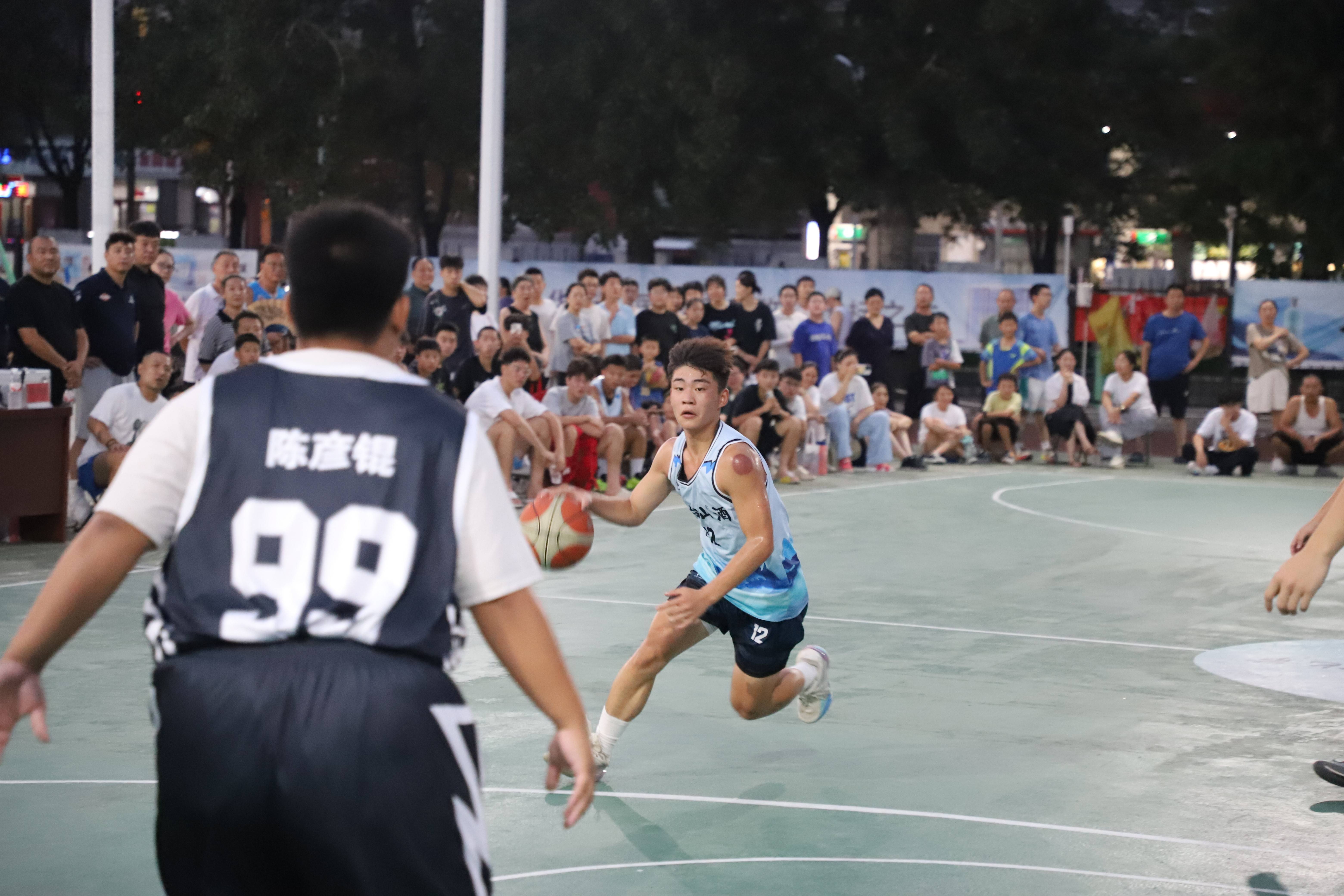 顶尖篮球赛事掀起不少争议和讨论